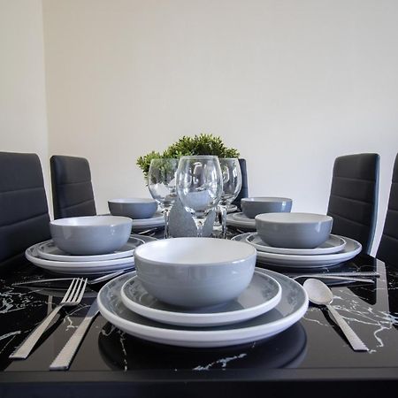 Newly Launched Two Bedroom House By Den Accommodation Short Lets & Serviced Accommodation With Garden Londra Esterno foto