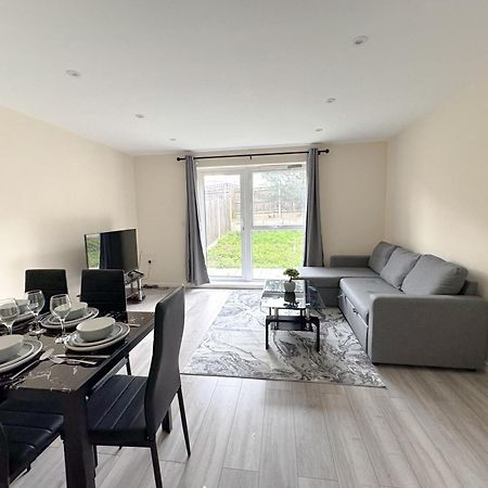 Newly Launched Two Bedroom House By Den Accommodation Short Lets & Serviced Accommodation With Garden Londra Esterno foto