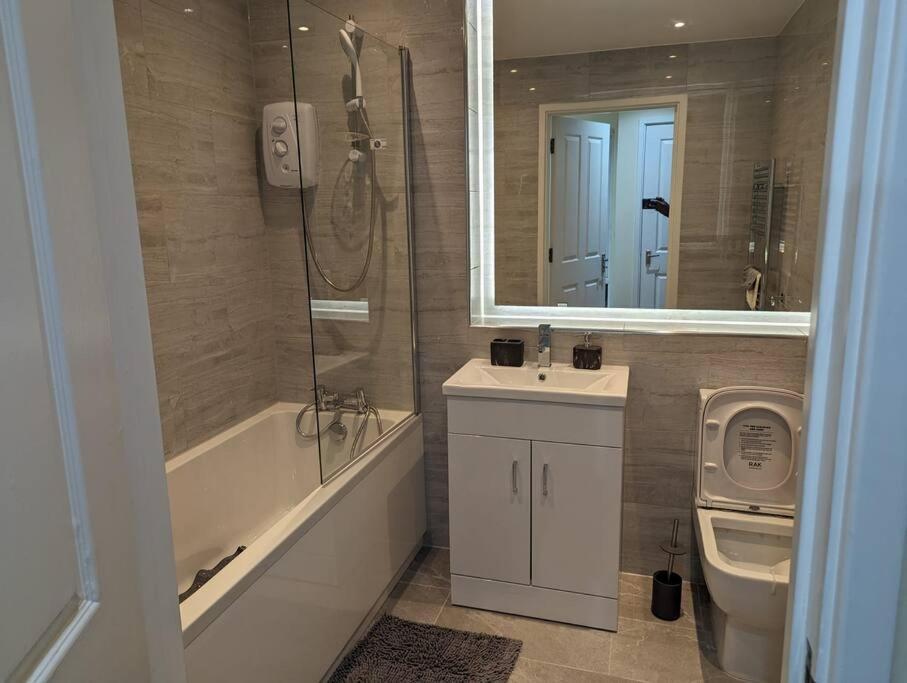 Newly Launched Two Bedroom House By Den Accommodation Short Lets & Serviced Accommodation With Garden Londra Esterno foto