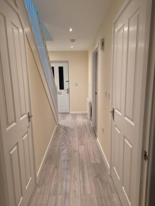 Newly Launched Two Bedroom House By Den Accommodation Short Lets & Serviced Accommodation With Garden Londra Esterno foto