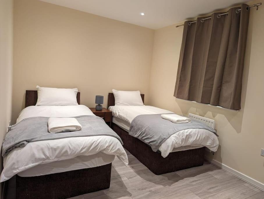 Newly Launched Two Bedroom House By Den Accommodation Short Lets & Serviced Accommodation With Garden Londra Esterno foto