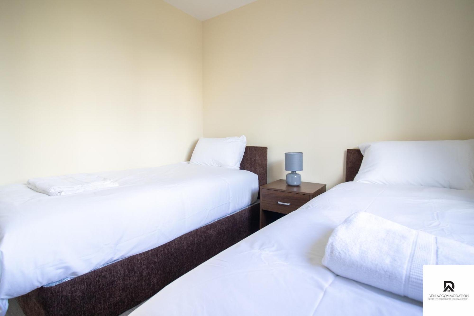 Newly Launched Two Bedroom House By Den Accommodation Short Lets & Serviced Accommodation With Garden Londra Esterno foto