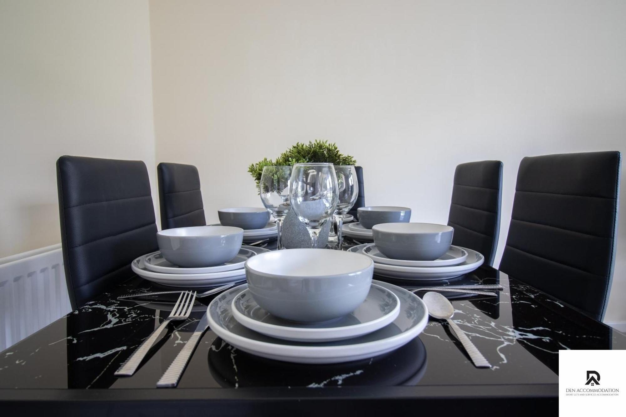 Newly Launched Two Bedroom House By Den Accommodation Short Lets & Serviced Accommodation With Garden Londra Esterno foto