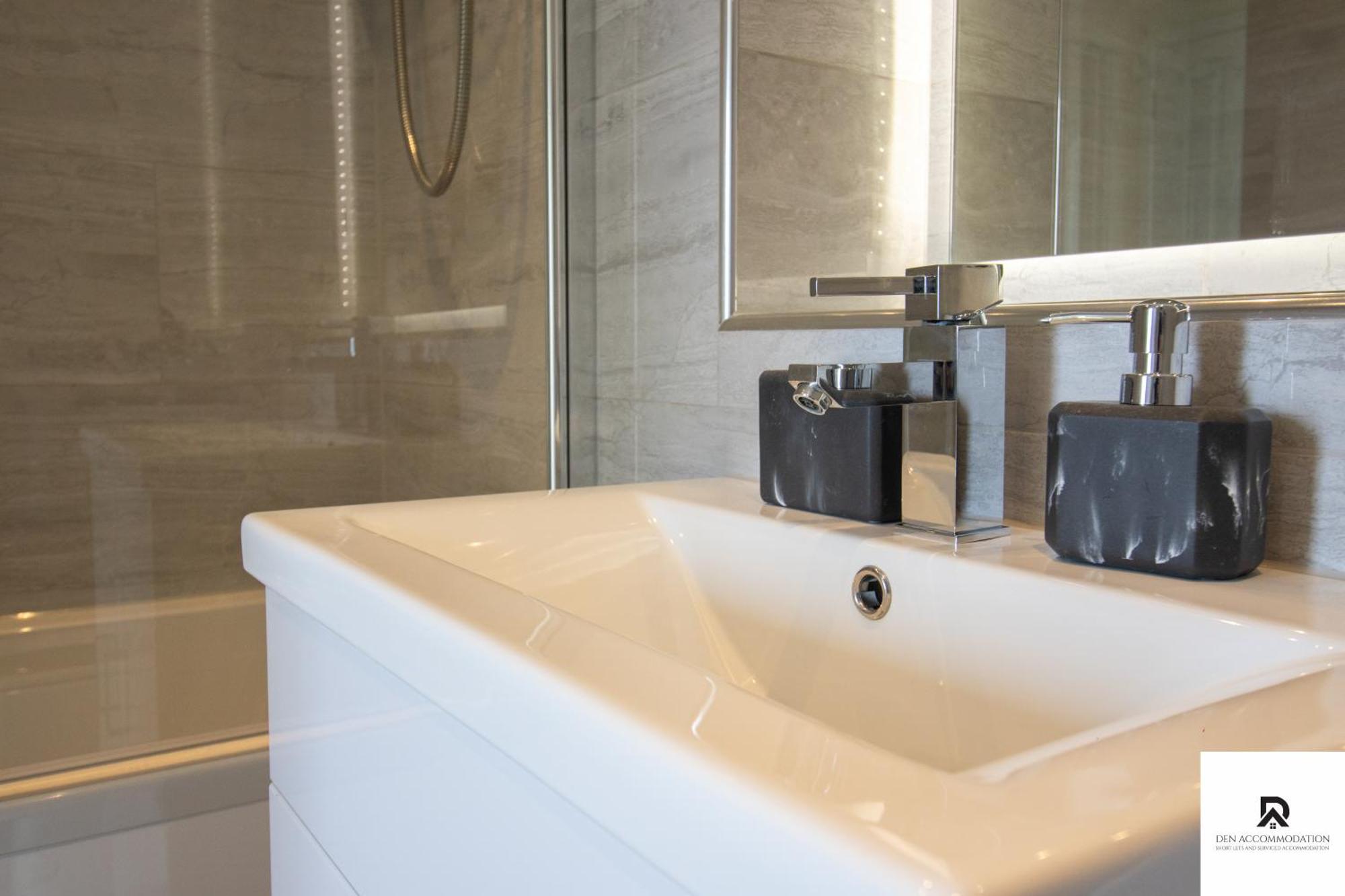 Newly Launched Two Bedroom House By Den Accommodation Short Lets & Serviced Accommodation With Garden Londra Esterno foto