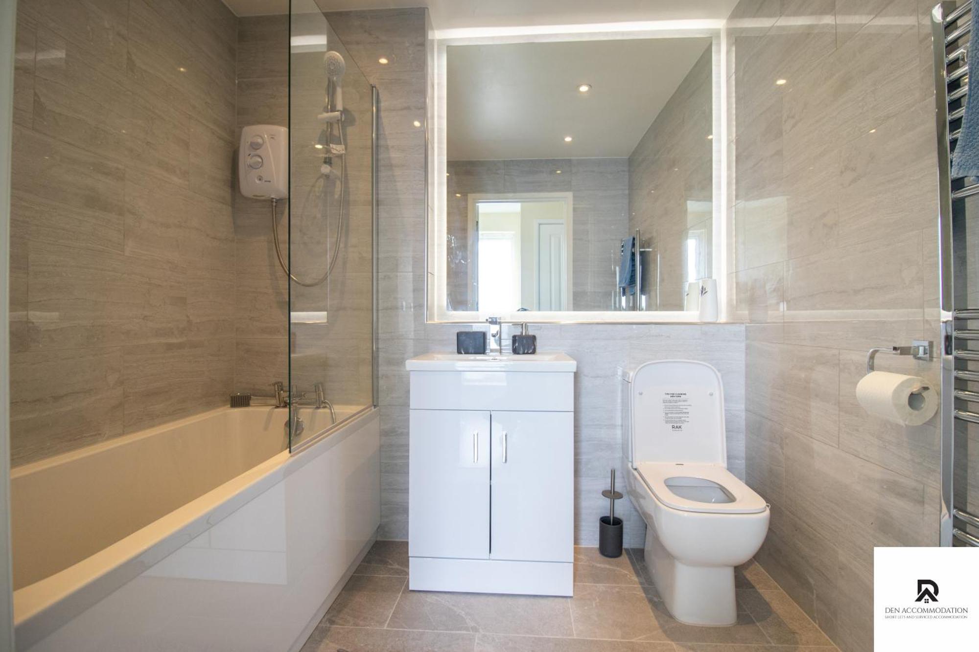 Newly Launched Two Bedroom House By Den Accommodation Short Lets & Serviced Accommodation With Garden Londra Esterno foto
