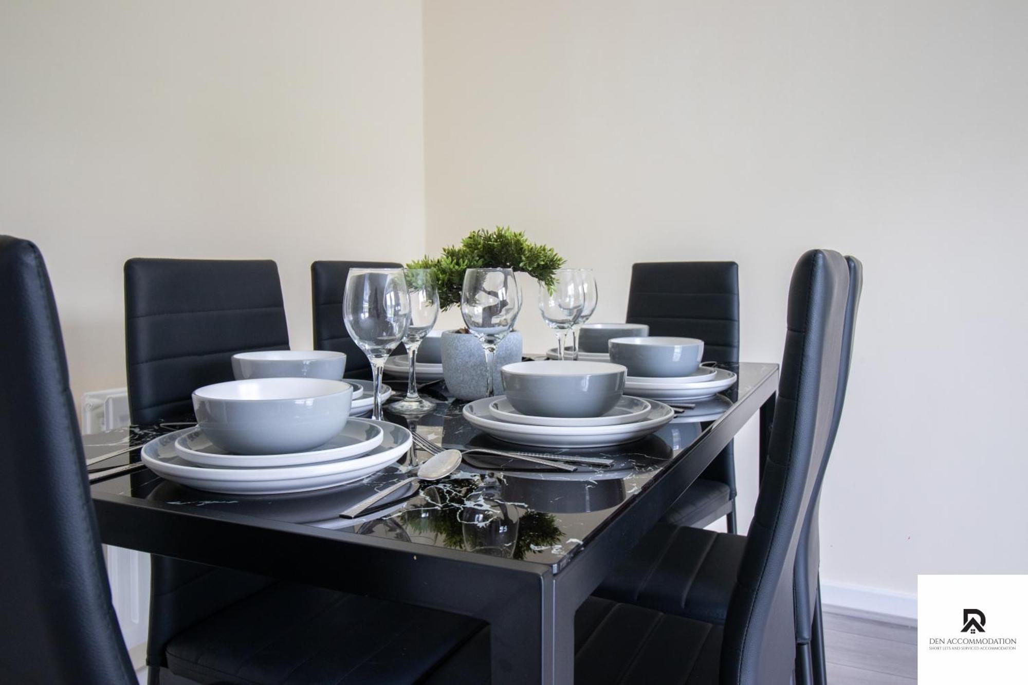 Newly Launched Two Bedroom House By Den Accommodation Short Lets & Serviced Accommodation With Garden Londra Esterno foto