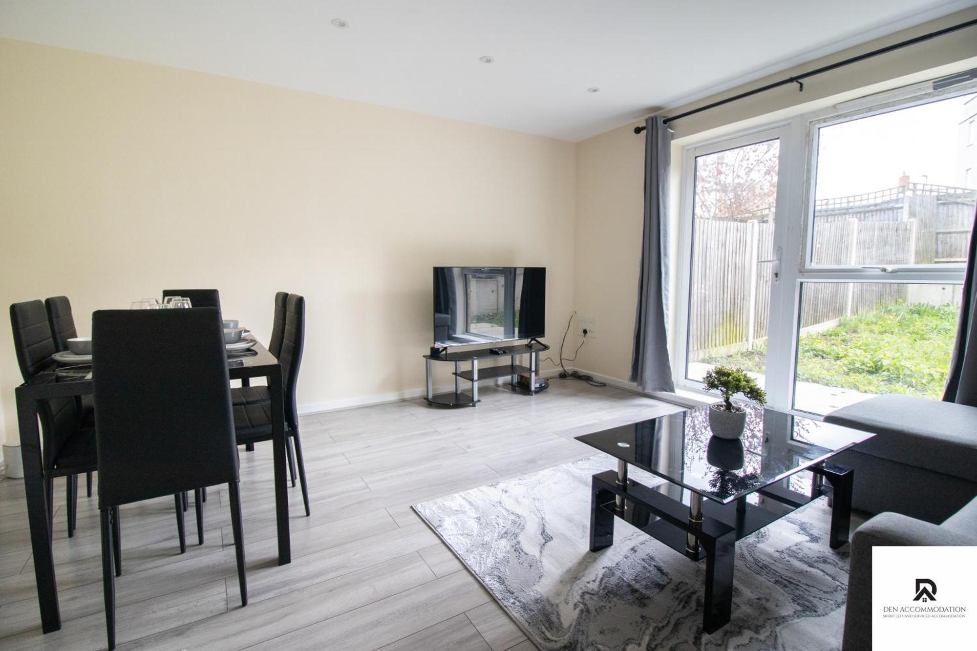 Newly Launched Two Bedroom House By Den Accommodation Short Lets & Serviced Accommodation With Garden Londra Esterno foto