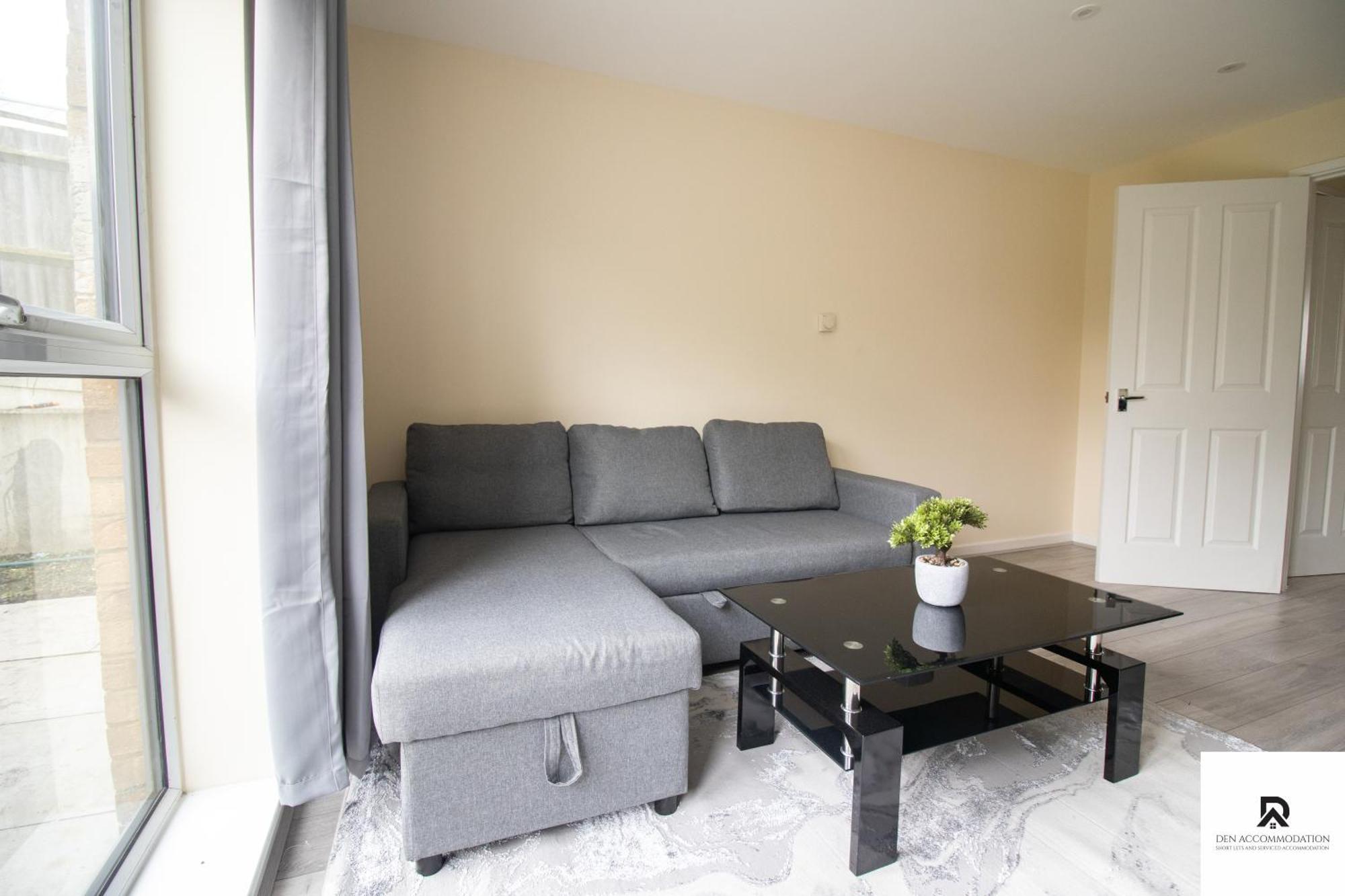 Newly Launched Two Bedroom House By Den Accommodation Short Lets & Serviced Accommodation With Garden Londra Esterno foto