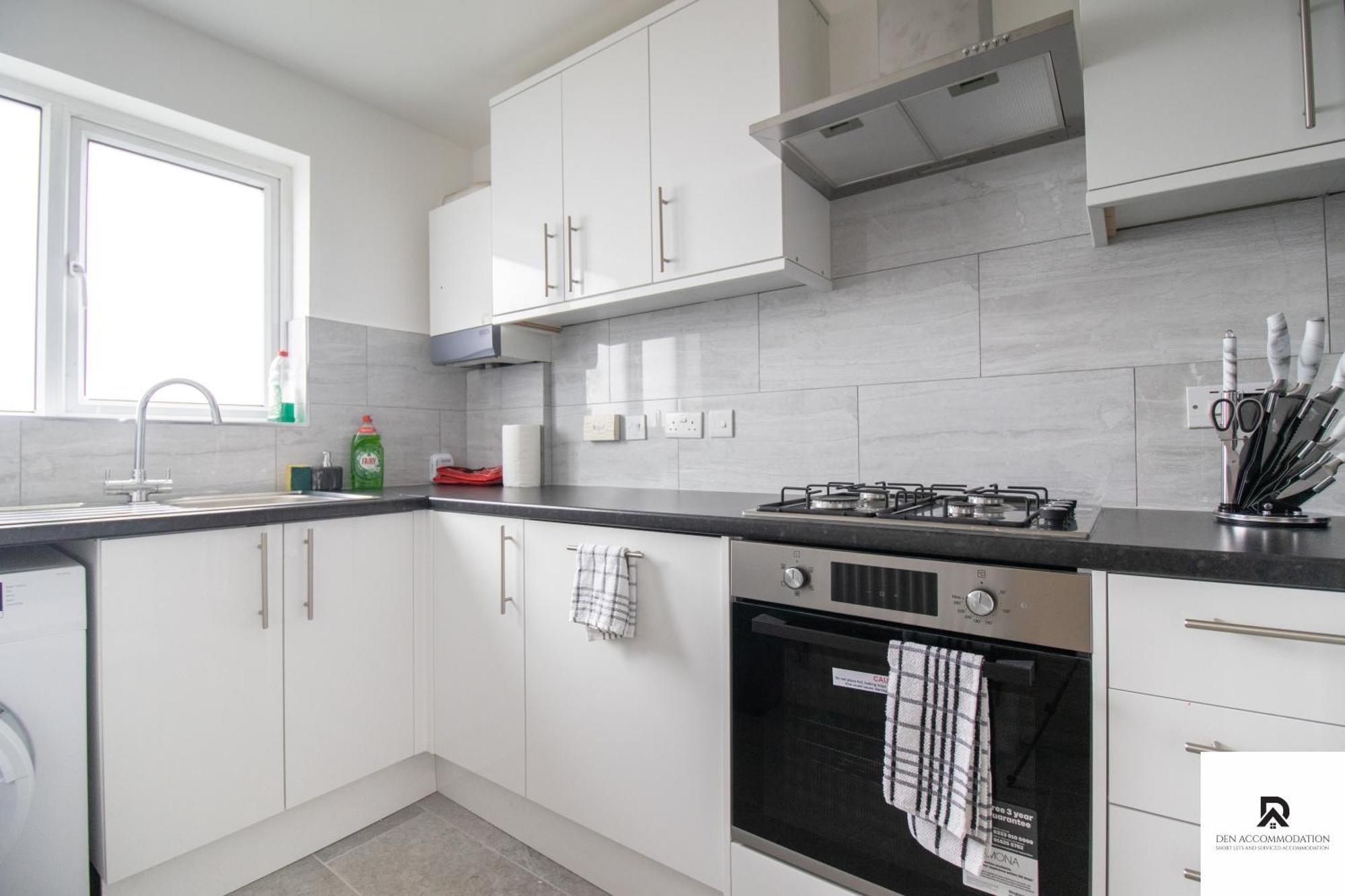 Newly Launched Two Bedroom House By Den Accommodation Short Lets & Serviced Accommodation With Garden Londra Esterno foto