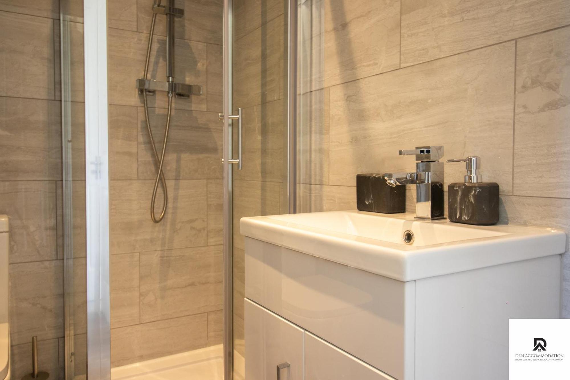 Newly Launched Two Bedroom House By Den Accommodation Short Lets & Serviced Accommodation With Garden Londra Esterno foto