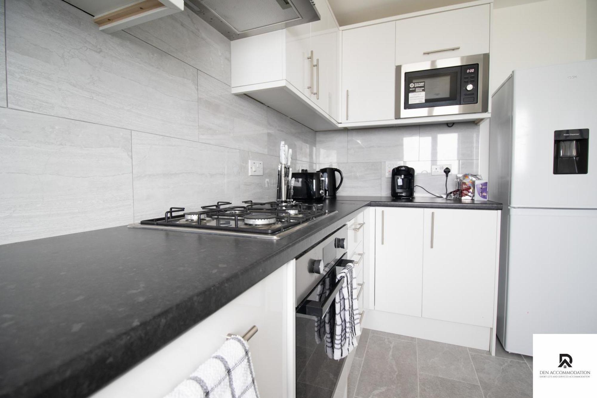 Newly Launched Two Bedroom House By Den Accommodation Short Lets & Serviced Accommodation With Garden Londra Esterno foto