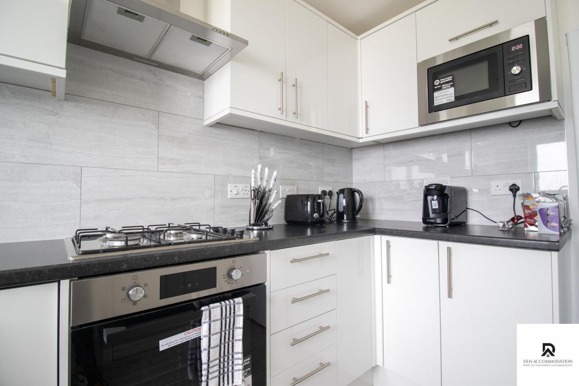 Newly Launched Two Bedroom House By Den Accommodation Short Lets & Serviced Accommodation With Garden Londra Esterno foto
