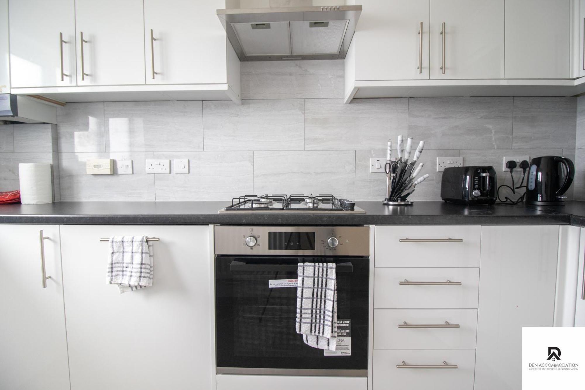 Newly Launched Two Bedroom House By Den Accommodation Short Lets & Serviced Accommodation With Garden Londra Esterno foto