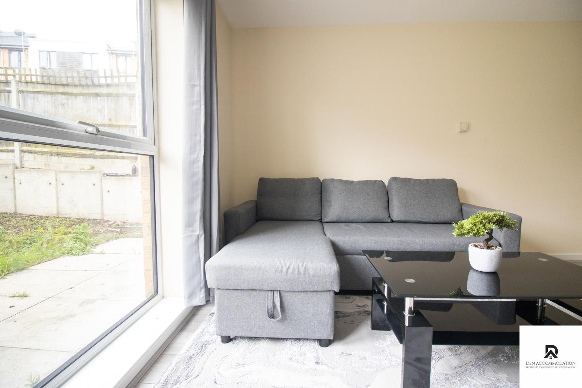 Newly Launched Two Bedroom House By Den Accommodation Short Lets & Serviced Accommodation With Garden Londra Esterno foto