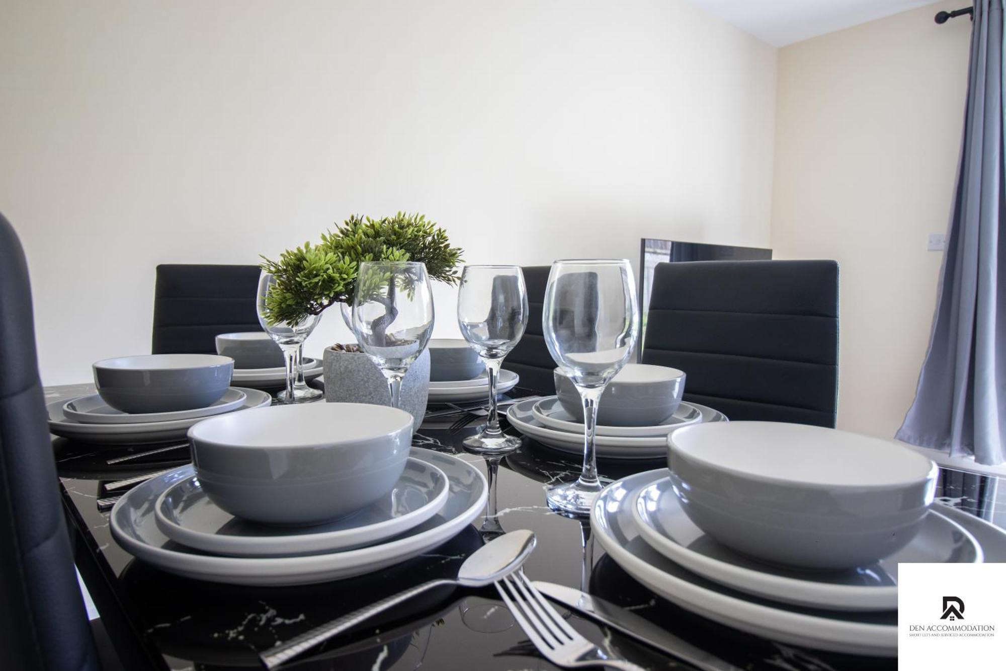 Newly Launched Two Bedroom House By Den Accommodation Short Lets & Serviced Accommodation With Garden Londra Esterno foto